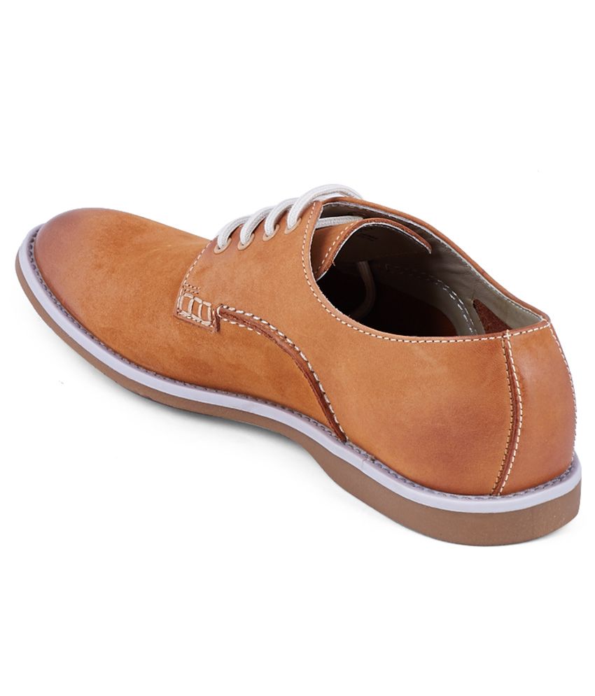 clarks tan shoes