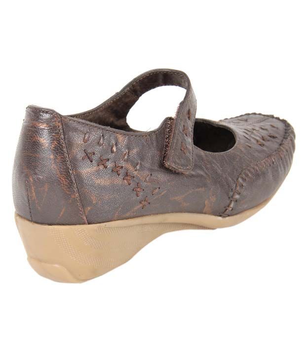 on cloud shoes brown