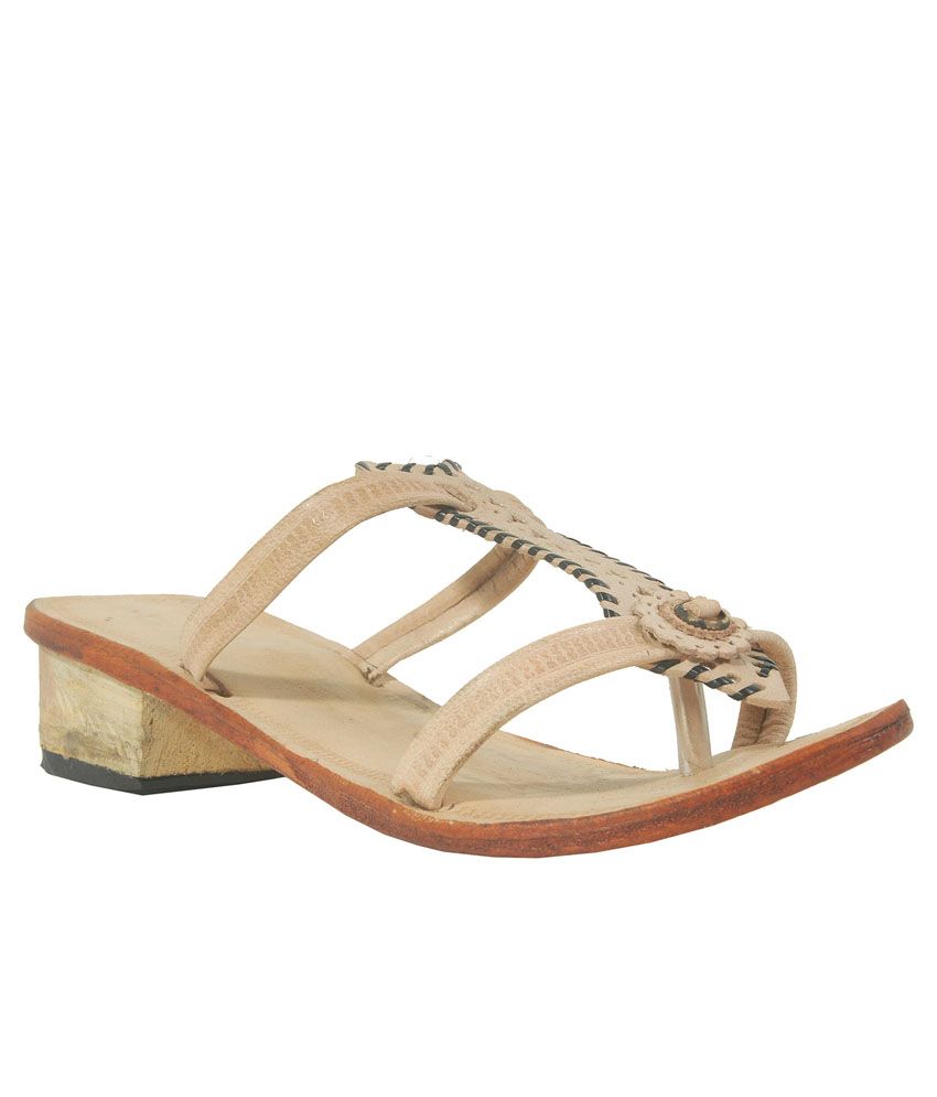 ladies kolhapuri chappal design