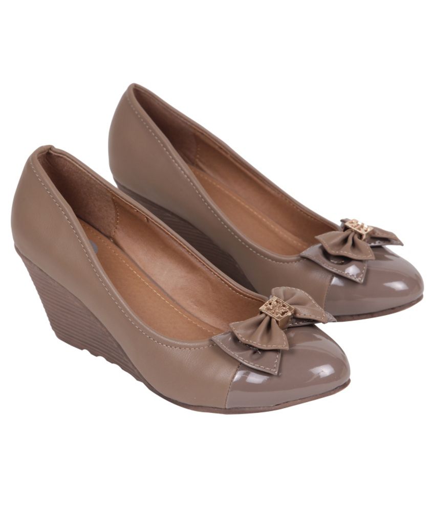 wedge pumps brown