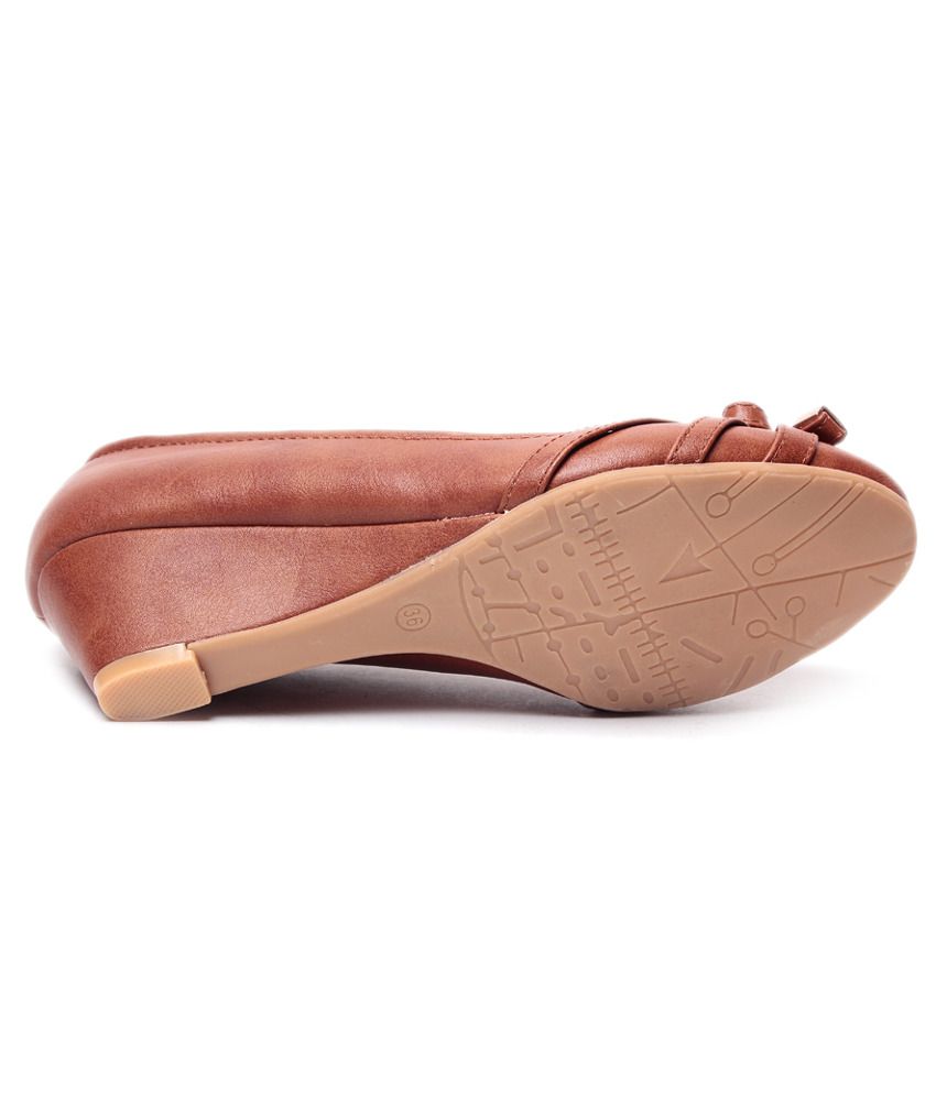 wedge pumps brown
