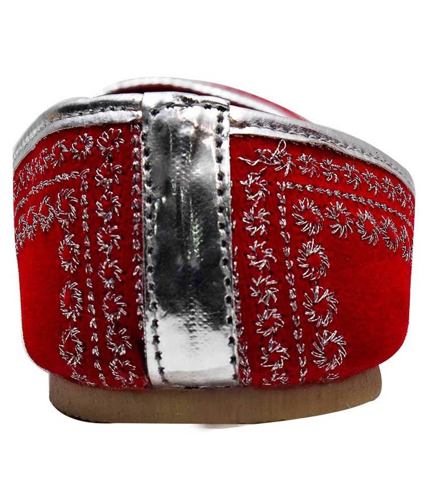 red bridal punjabi jutti