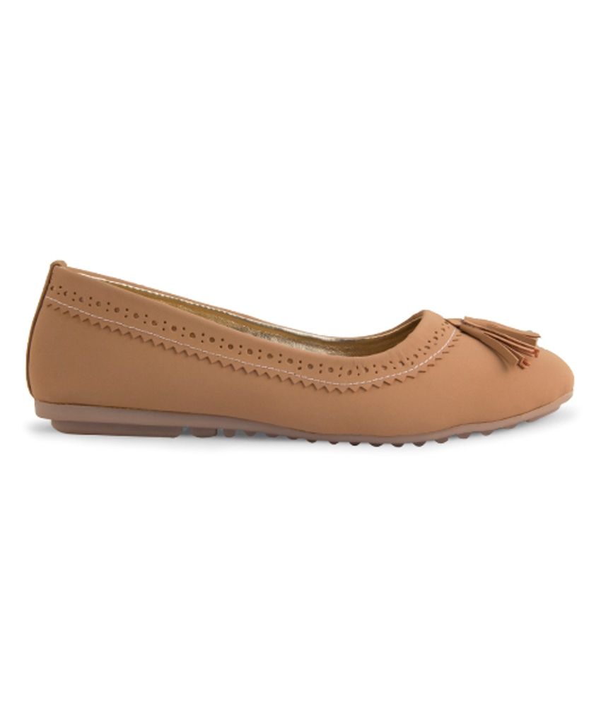 tan ballerinas