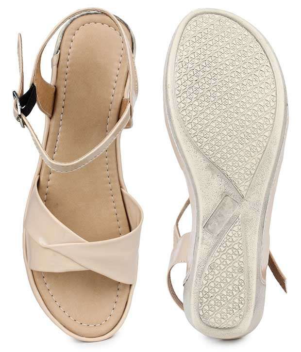 bedanya heels dan wedges