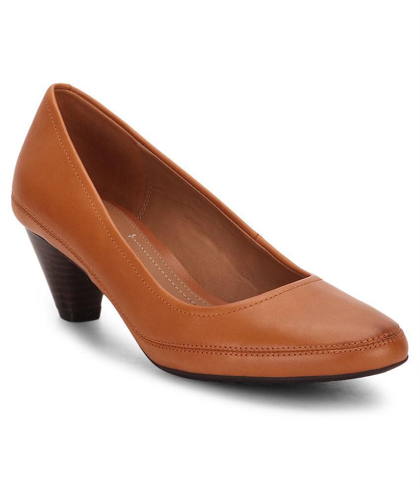 clarks tan heels
