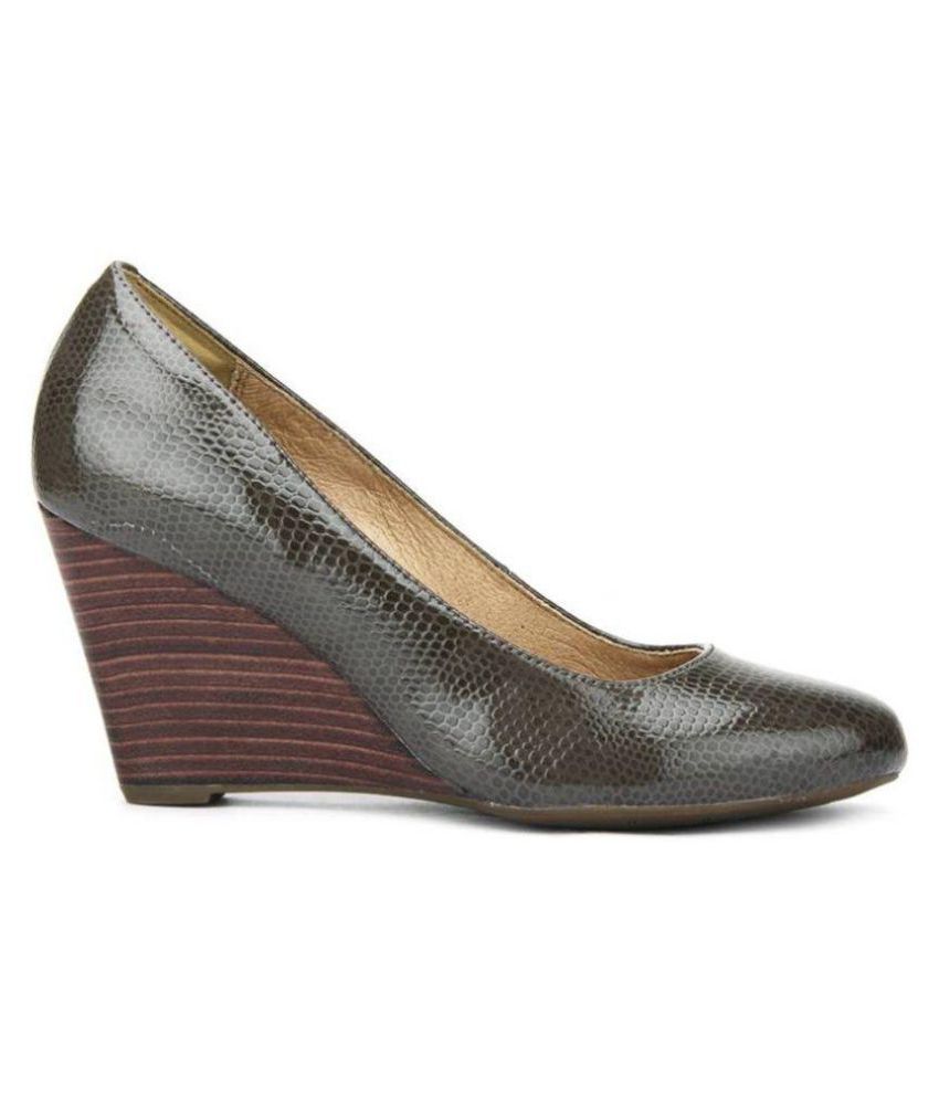 Clarks Brown Wedges Heels Price in India Buy Clarks Brown Wedges Heels