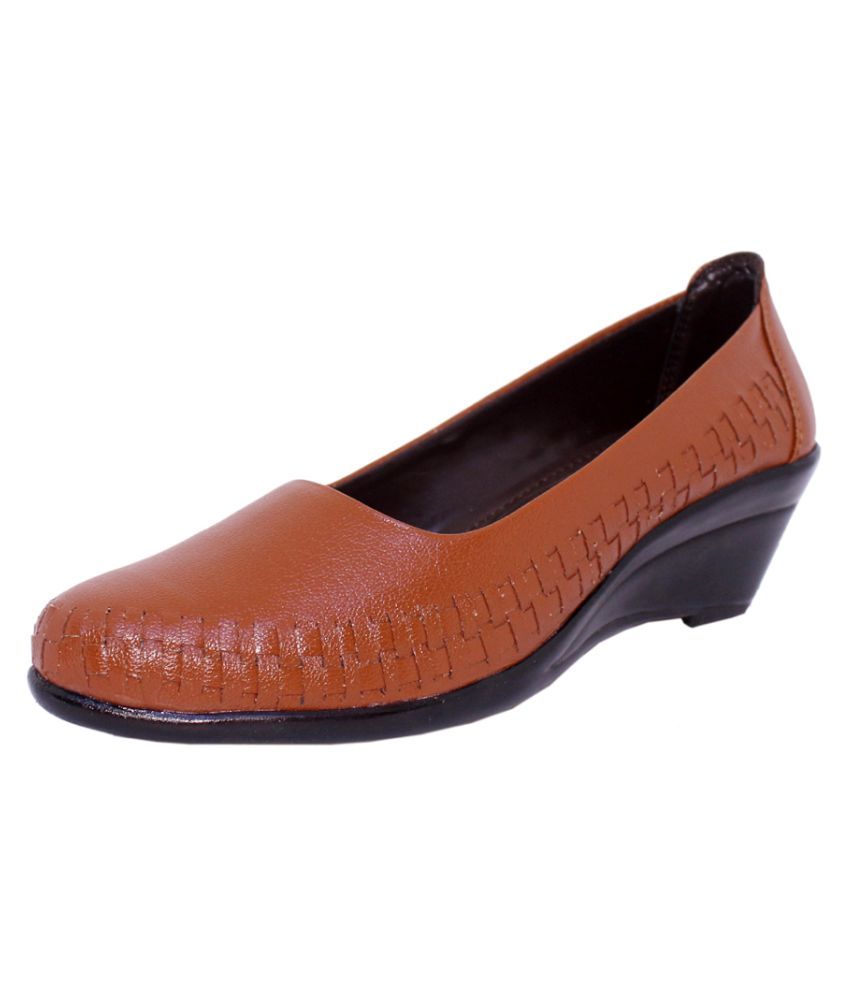 tan ballerinas