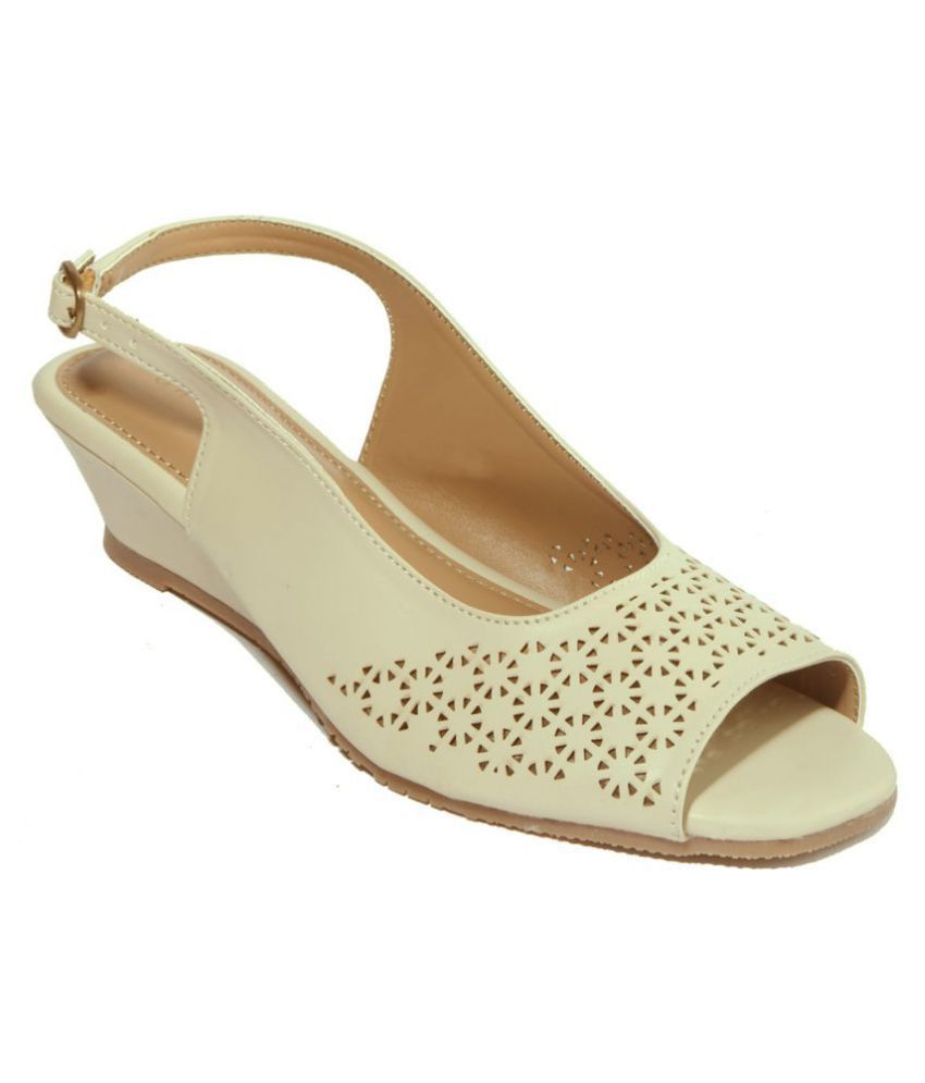 bedanya heels dan wedges