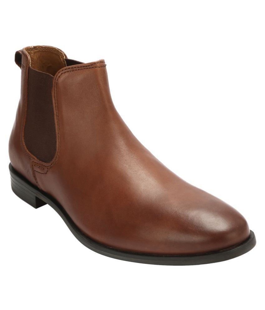 red tape chelsea boots in brown leather