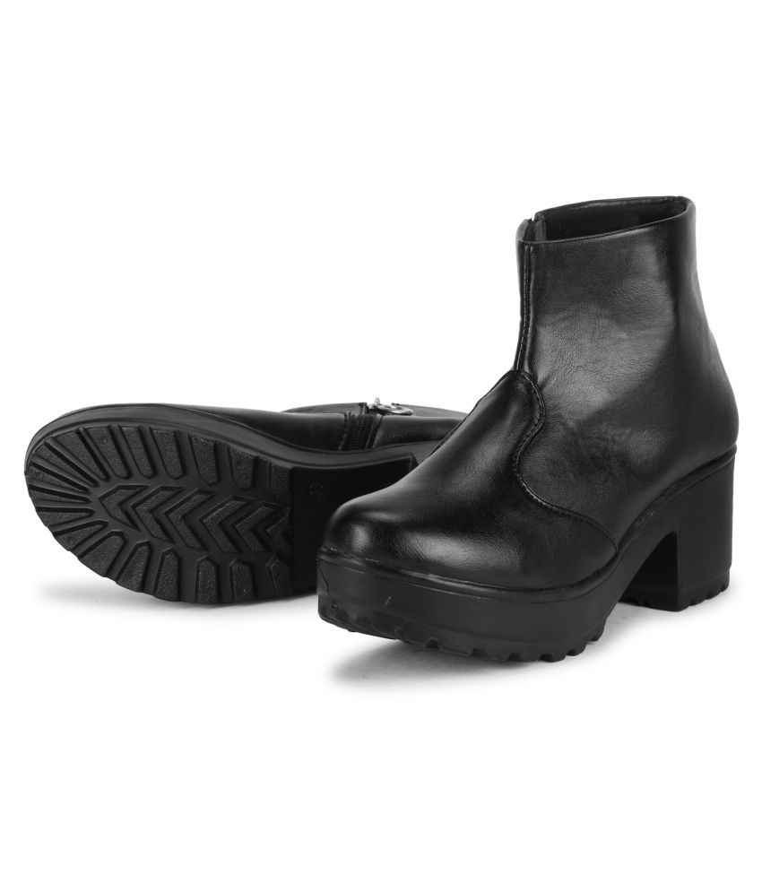 commander chunky sole lace up ankle boot in black