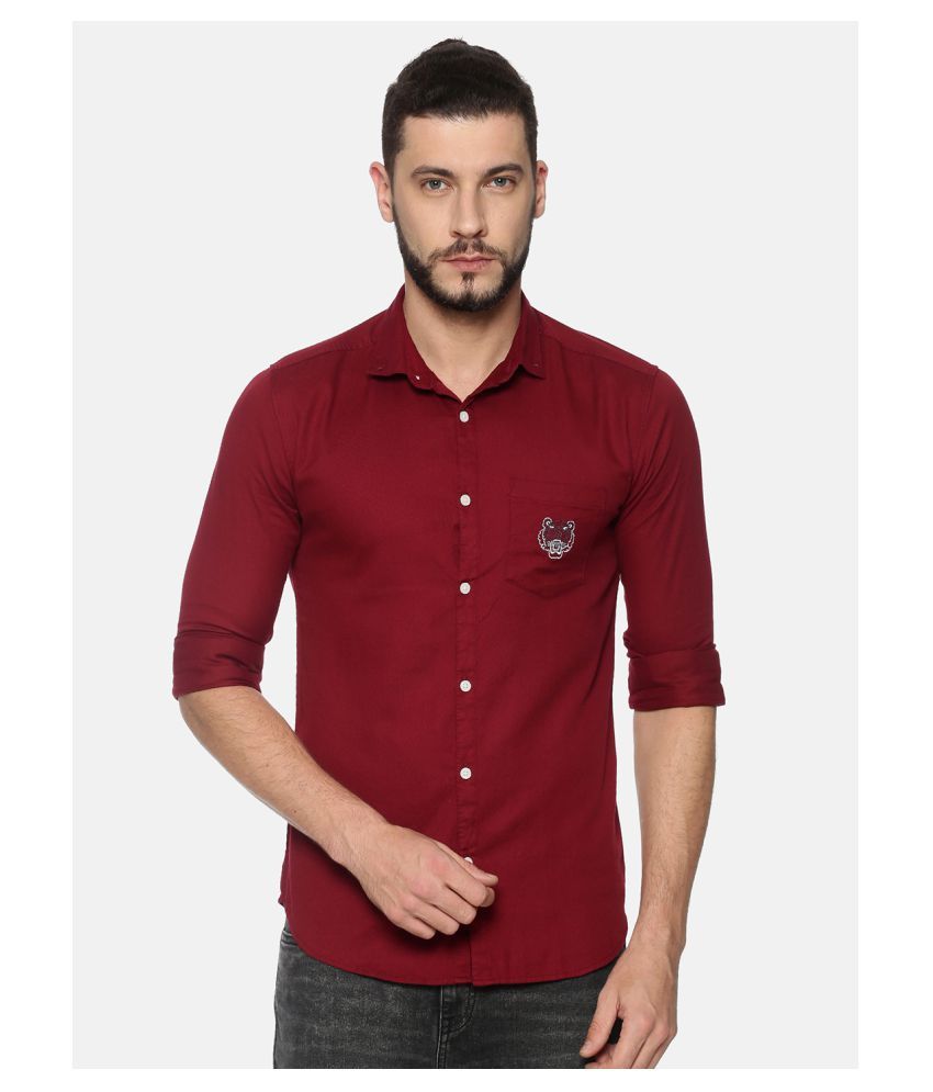 what to wear with a maroon shirt