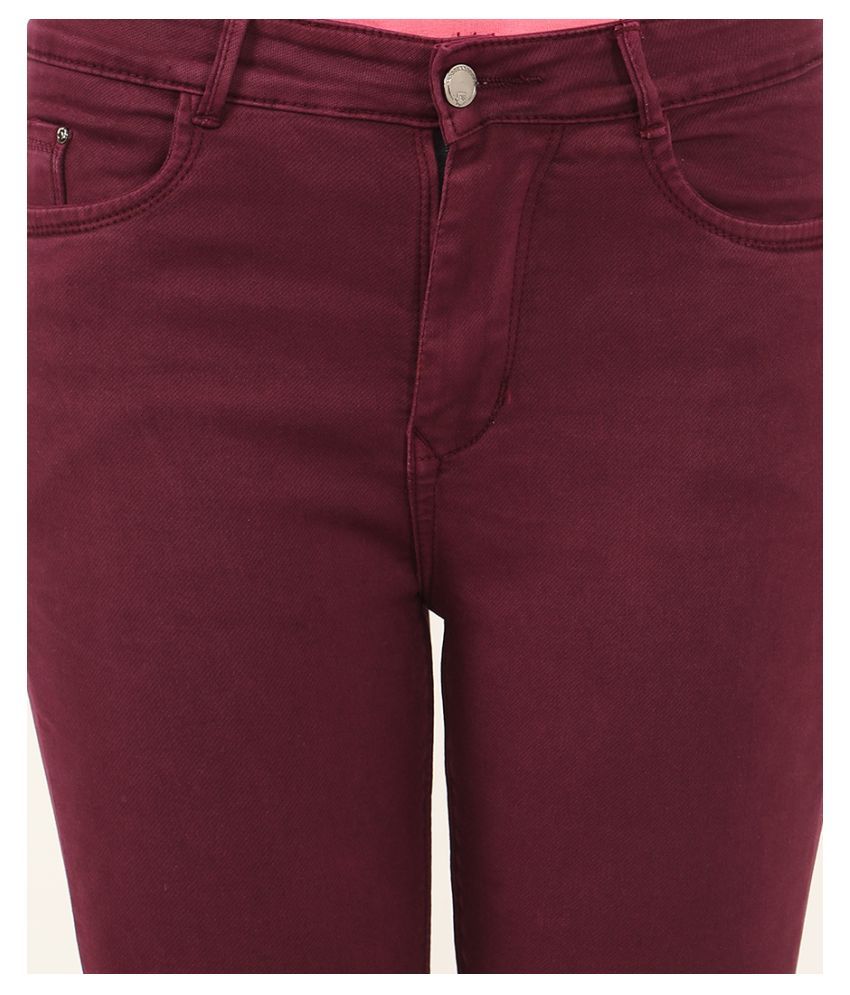 light blue jeans with maroon shirt