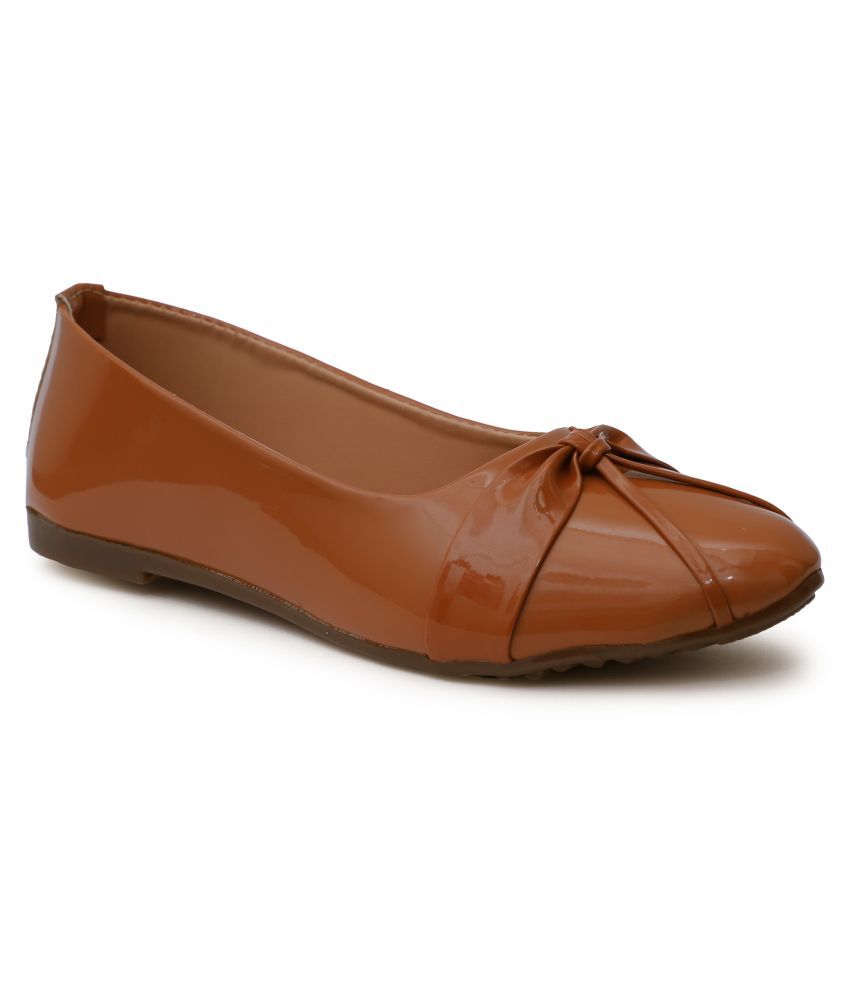 tan ballerinas