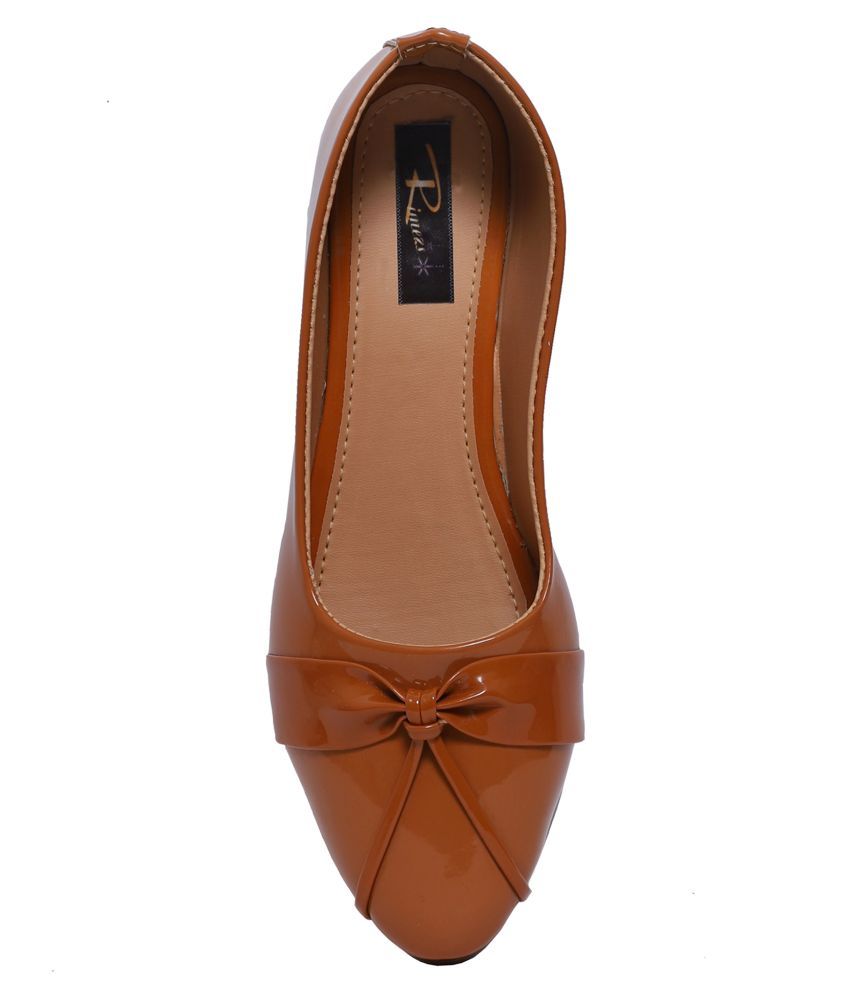 tan ballerinas