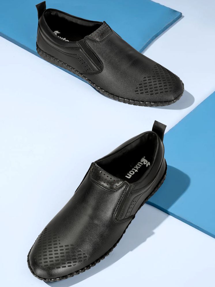     			Buxton - Black Men's Clogs