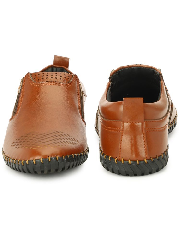     			Buxton - Tan Men's Clogs