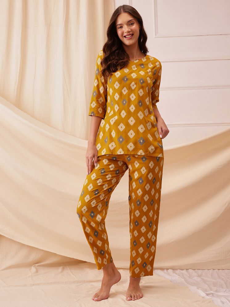     			Clovia Yellow Rayon Women's Nightwear Nightsuit Sets ( Pack of 1 )