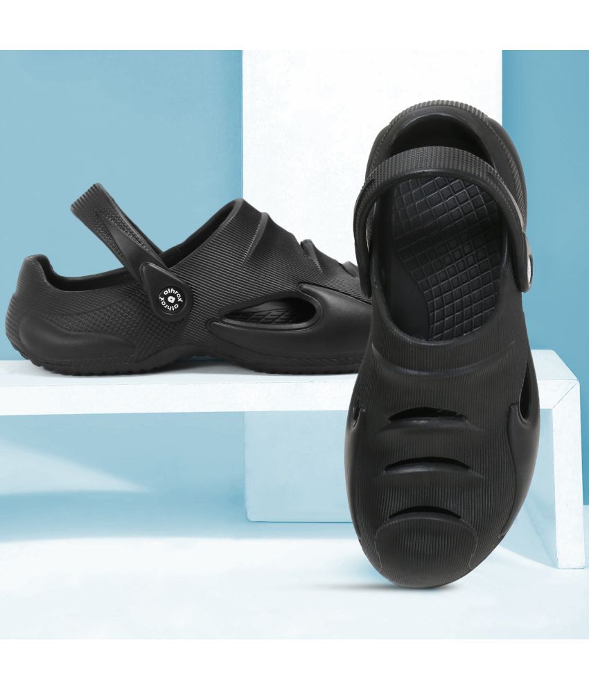     			TR - Black Men's Clogs