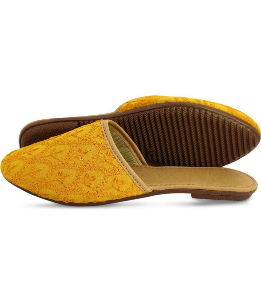     			Apratim Yellow Ethnic Footwear