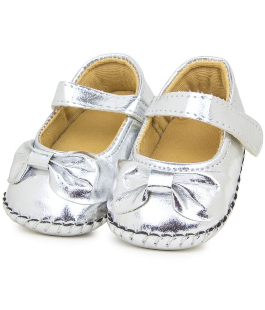     			Neska Moda 6 To 12 Months Baby Girls Synthetic Leather Party Wear Floral Sandal Booties (Silver)