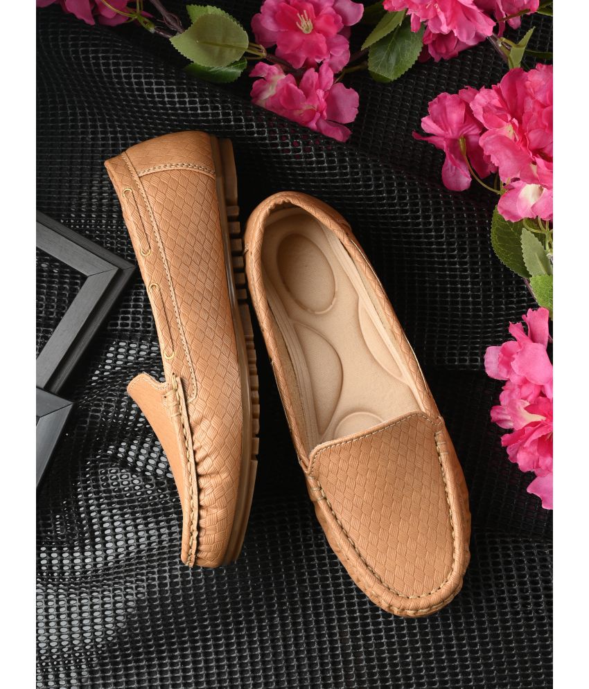    			KARADDI Tan Women's Loafers