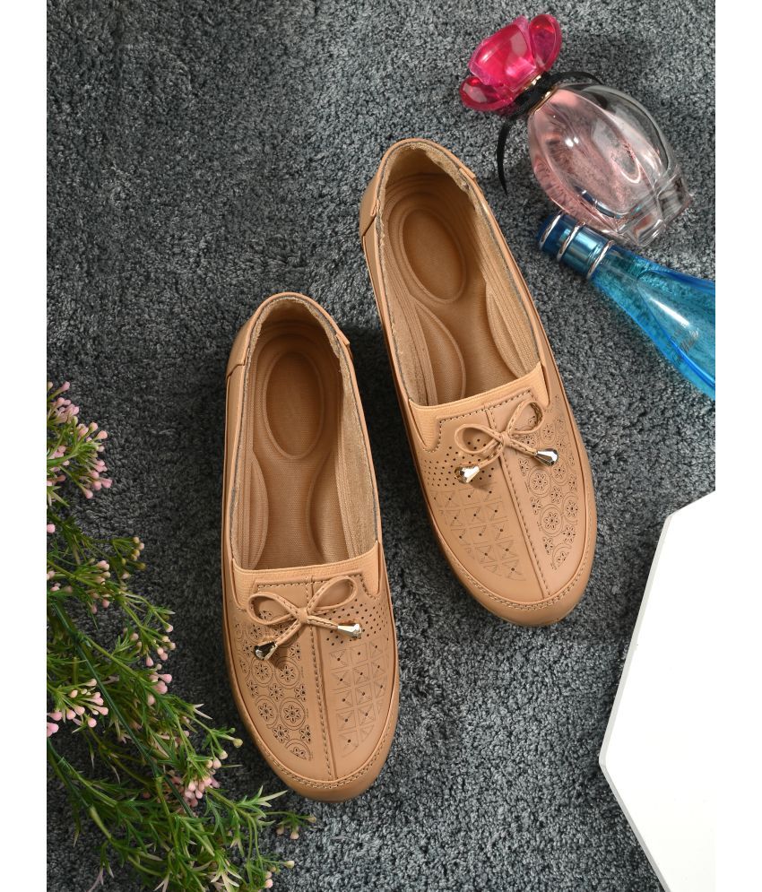     			Footloose Beige Women's Loafers