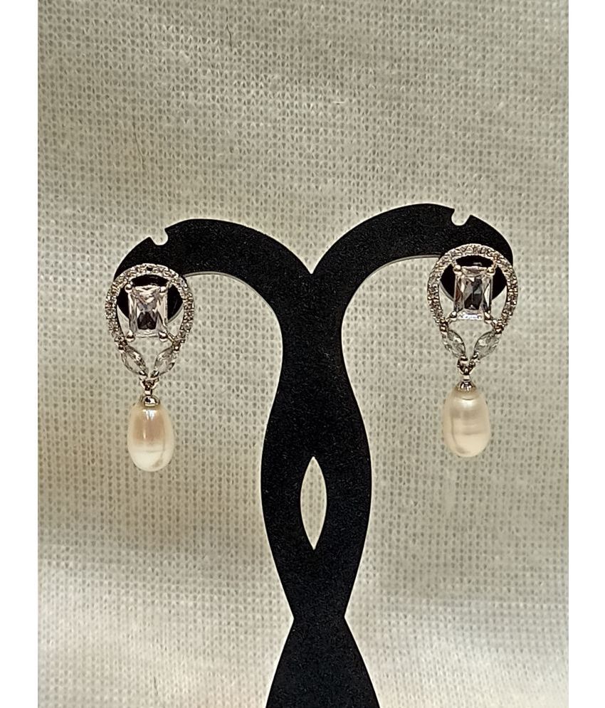     			Mannatraj Pearls & Jewellers White Danglers Earrings ( Pack of 1 )