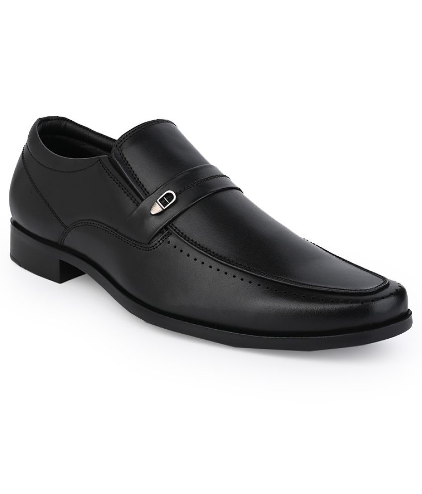     			softio Black Men's Mocassin Formal Shoes