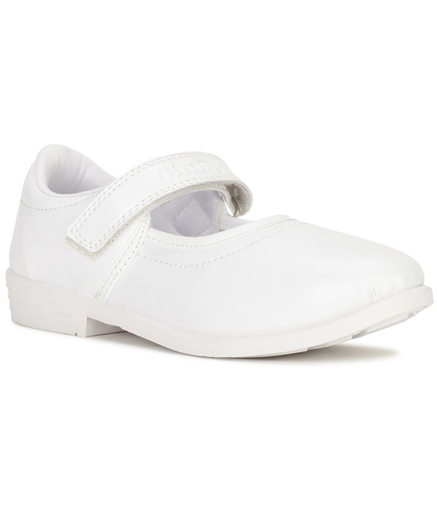     			Bata - White Girl's School Shoes ( 1 Pair )