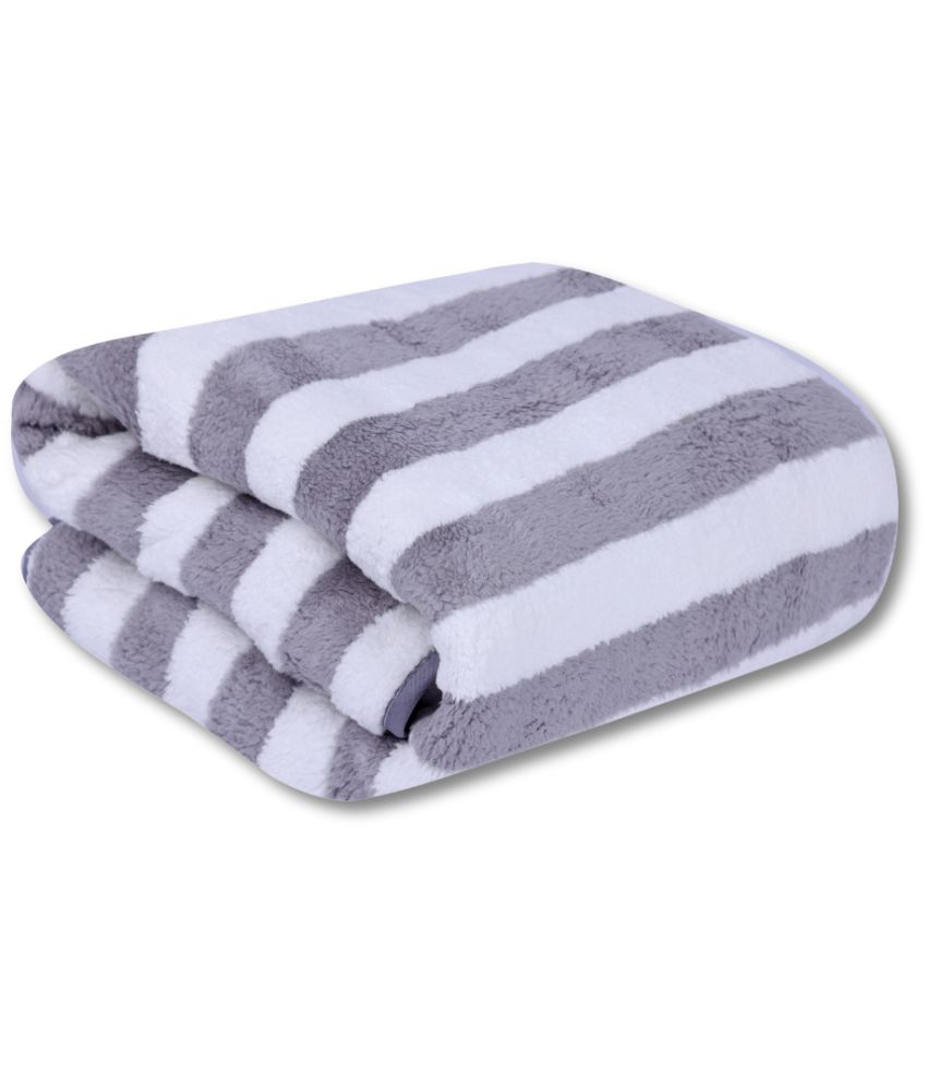     			FEZORA Microfibre Striped 500 -GSM Bath Towel ( Pack of 1 ) - Light Grey