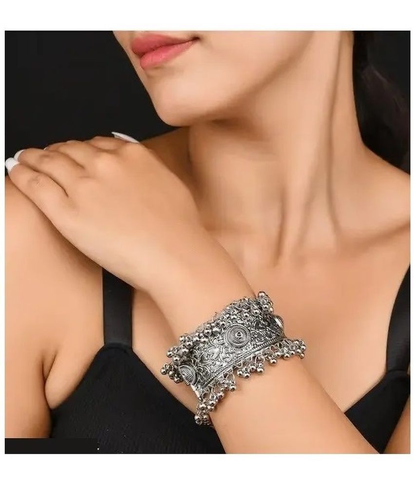     			Samridhi DC Silver Cuff ( Pack of 1 )